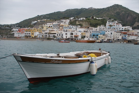 Ischia, Boot vor Hafenkulisse
